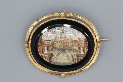 Broche en or ornée d’une micro-mosaïque représentant la plac…