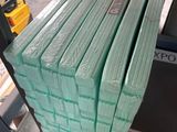 de nombreuses piles de feuilles de plastique vertes empilées les unes sur les autres