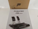 La boîte est ouverte pour montrer le contenu d'un routeur Fanatec.