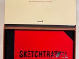 la boîte est ouverte pour montrer le contenu d'une trousse de voyage pour croquis