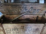 une boîte en bois contenant un outil quelconque