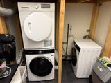 un lave-linge et un sèche-linge dans une petite pièce