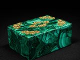une boîte en marbre vert ornée de fleurs dorées