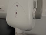 une photo de toilettes auxquelles est fixé un téléphone