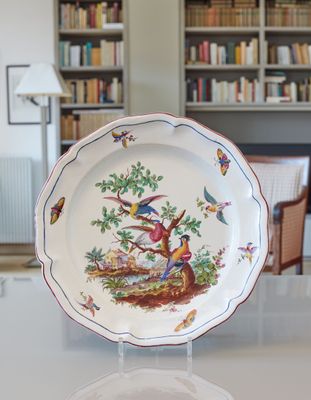 une assiette décorée d'oiseaux, posée sur une table