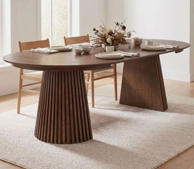 une table sur laquelle se trouve un vase avec des fleurs