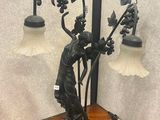 une lampe posée sur une table à côté d'une lampe
