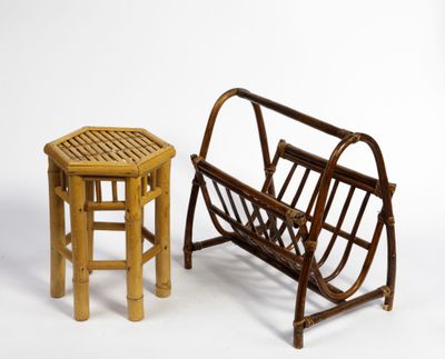 deux chaises et une table sur laquelle est posé un porte-revues