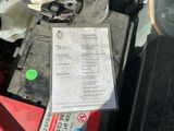 une batterie de voiture qui se trouve à l'arrière d'un camion