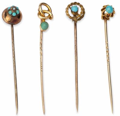 trois épingles à cheveux en or et en pierre turquoise sur fond blanc