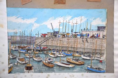 une image d'une peinture de bateaux dans un port