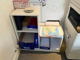 une pile de cartons posée sur une étagère dans un coin de la pièce
