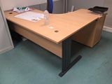 un bureau en bois avec une chaise bleue dans un coin de la pièce