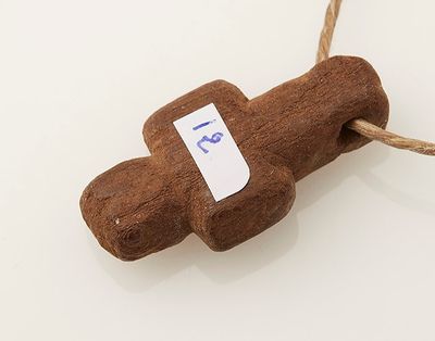 Une ancienne amulette en bois. Egypte, époque copte.