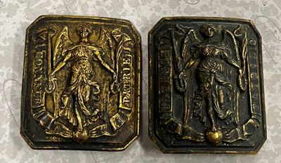 paire de plaques anciennes en métal doré et noir représentant une femme et un homme
