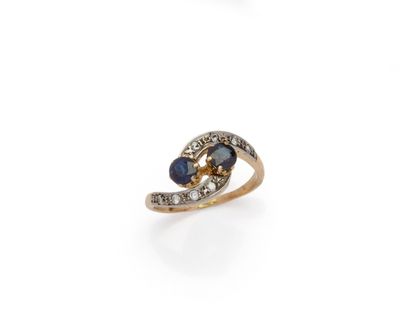 gros plan d'une bague en or avec saphirs et diamants