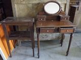 deux tables en bois sur lesquelles est posé un miroir