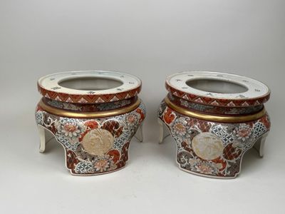 deux vases posés côte à côte sur une table