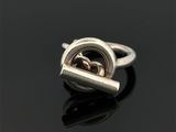 gros plan d'une bague en argent sur une surface noire