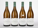 trois bouteilles de vin posées l'une à côté de l'autre sur une table