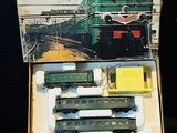 une boîte contenant un train sur une table
