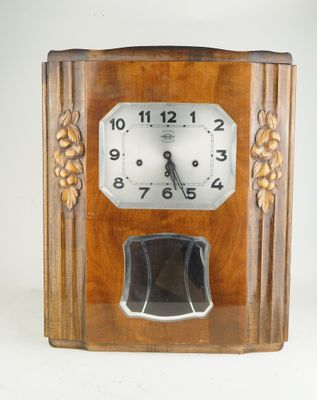 une horloge posée sur une table
