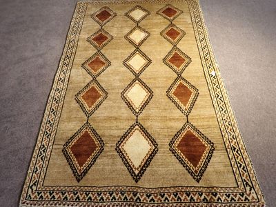 un vieux tapis orné d'un motif en losanges