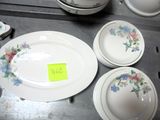 beaucoup d'assiettes et de bols posés sur une table