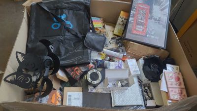 une boîte remplie d'objets posés sur le sol