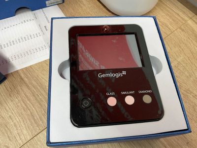 un téléphone portable dans une boîte posée sur une table