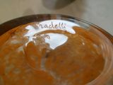 un bol de soupe posé sur une table sur laquelle est inscrit un nom