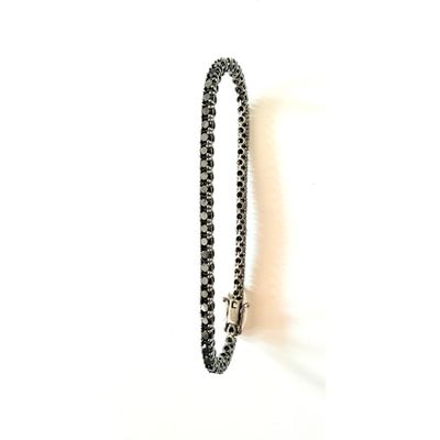 Le bracelet est composé de diamants noirs et blancs.