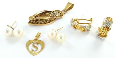 trois parures de bijoux en or et perles, comprenant chacune un pendentif, des boucles d'oreilles et un pendentif
