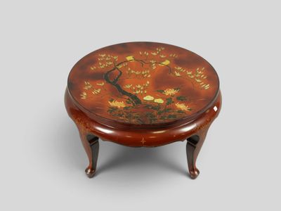 une image représentant une petite table en bois ornée de fleurs et d'oiseaux