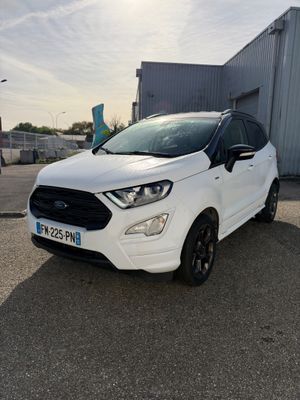 une Ford EcoPace blanche garée devant un immeuble