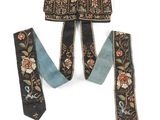 trois morceaux de soie noire et bleue ornés de motifs floraux
