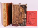 plusieurs vieux livres sont empilés sur une surface blanche
