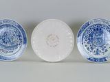 trois assiettes bleues et blanches à motifs posées sur une table