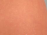un gros plan sur le ventre d'une personne portant un tatouage
