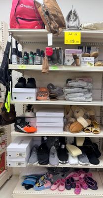 de nombreuses paires de chaussures sur les étagères du magasin