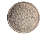 une pièce d'argent sur laquelle figurent des armoiries et une couronne