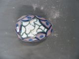 un petit objet blanc et bleu posé sur une table