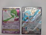 deux cartes pokemon posées l'une sur l'autre sur une table