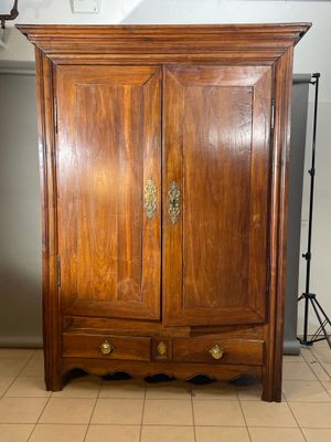 une armoire en bois avec deux tiroirs et une porte