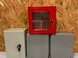 une petite boîte rouge posée sur une table blanche