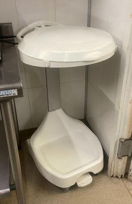 des toilettes blanches et un lavabo dans une petite pièce