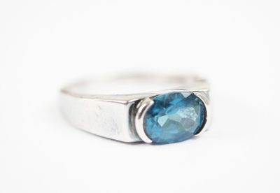 Gros plan sur une bague contenant une pierre bleue