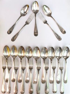 beaucoup de cuillères en argent et de cuillères sur la table