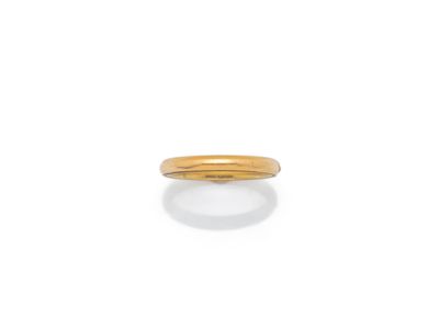 gros plan d'une bague en or sur fond blanc