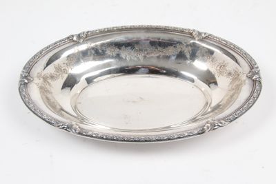 une assiette en argent antique sur fond blanc avec un fond blanc